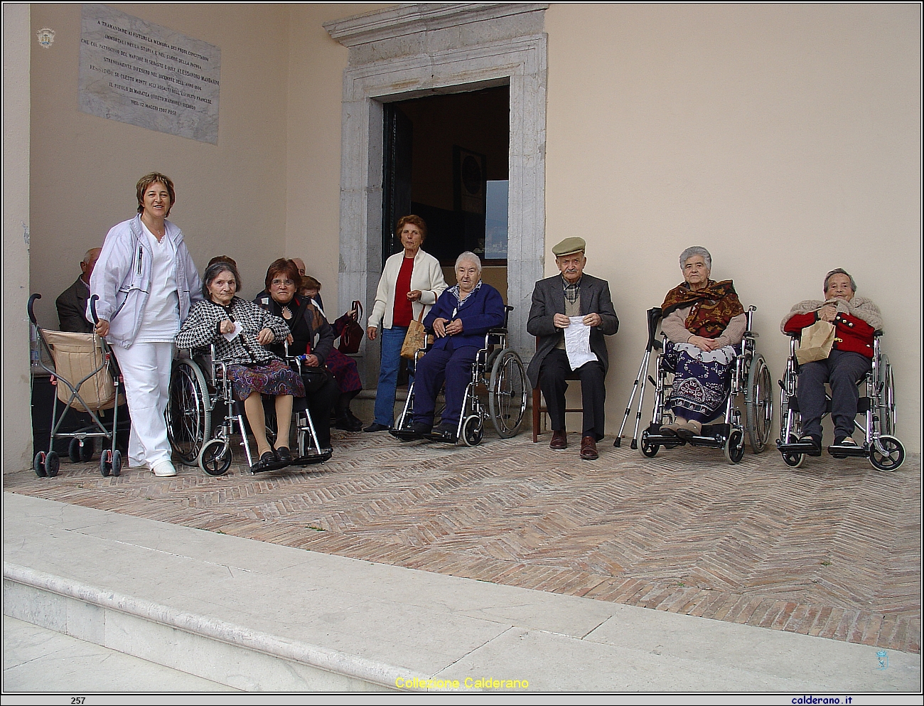 Nel porticato della Basilica - San Biagio va per la terra 2006 DSC02627.JPG