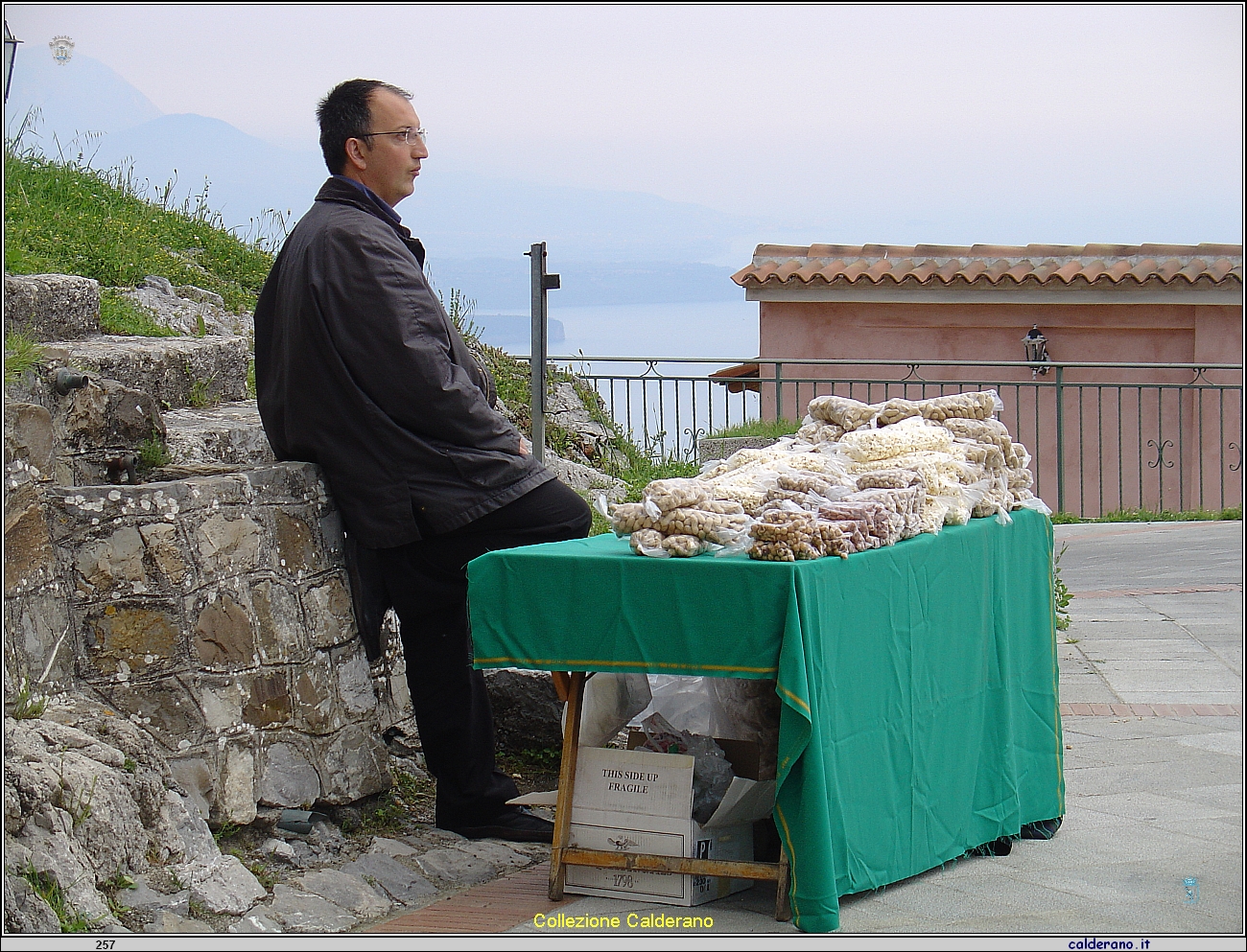 Vendita di Noccioline per la Festa - San Biagio va per la terra 2006 DSC02634.JPG