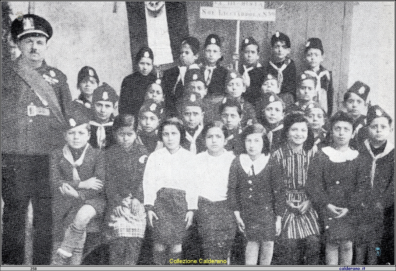 Biagio Schettino segretario politico con i pioccoli commilitoni - 1940.jpg