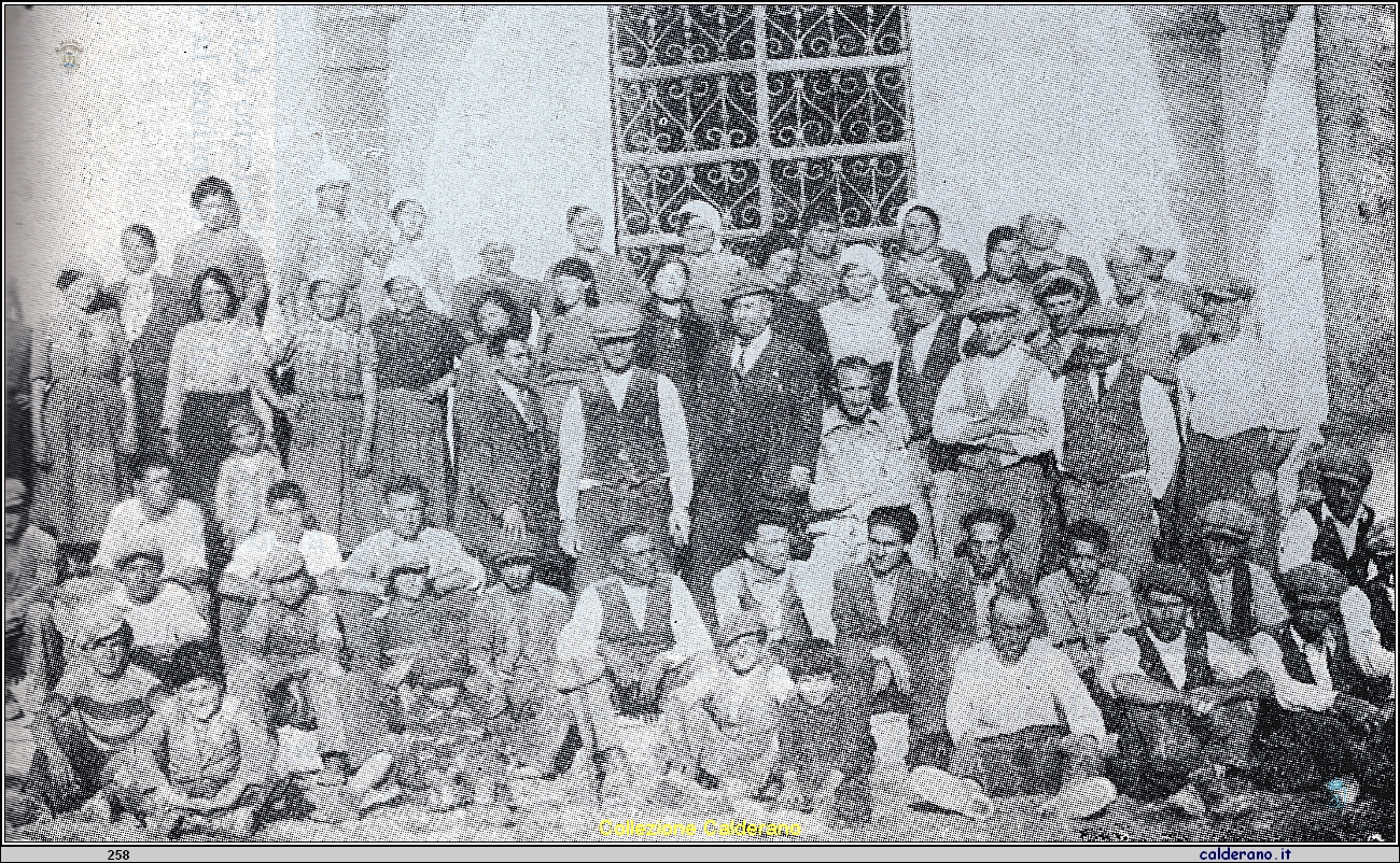 Biagio Vitolo con i lavoratori volontari per la costruzione della strada del Castello - 1940.jpg