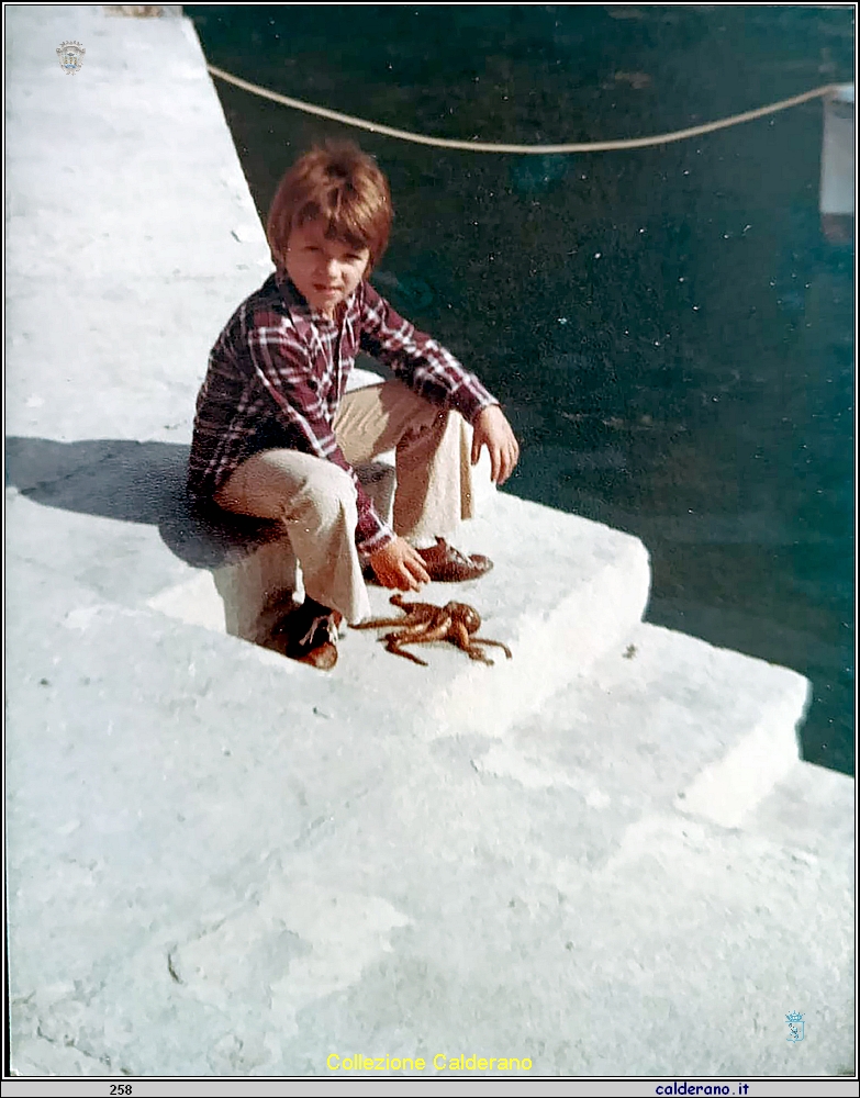 Carmelo De Bernardo con il polpo 1979.jpg