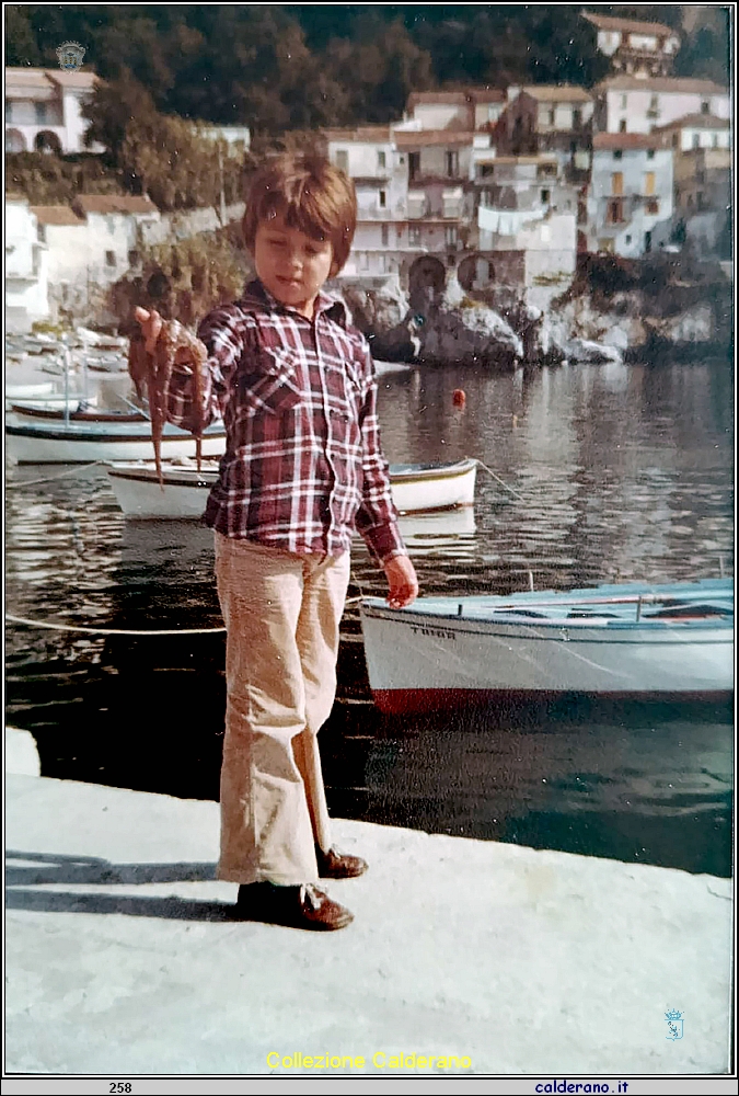 Carmelo De Bernardo e il polpo 1979.jpg