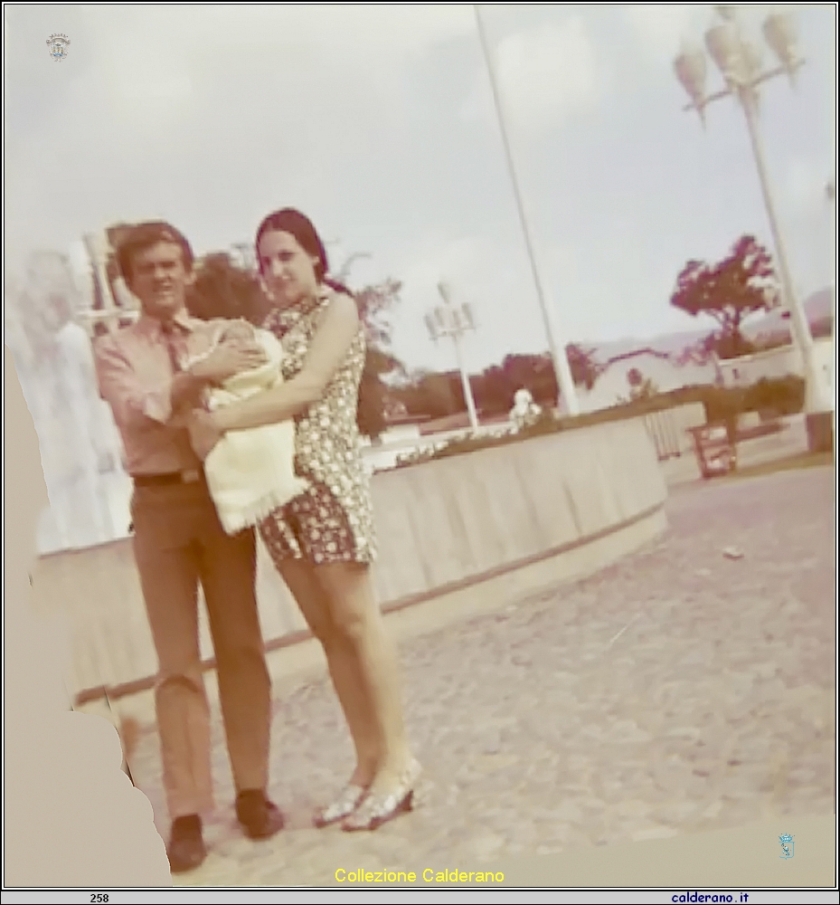 Domenico Spagnolo con la Moglie e la Figlia.jpg