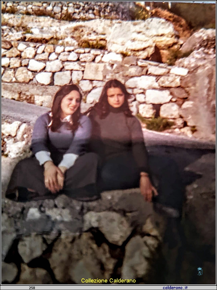 Rita Pecoraro e Mariassunta Tarallo alla Darsena.jpeg