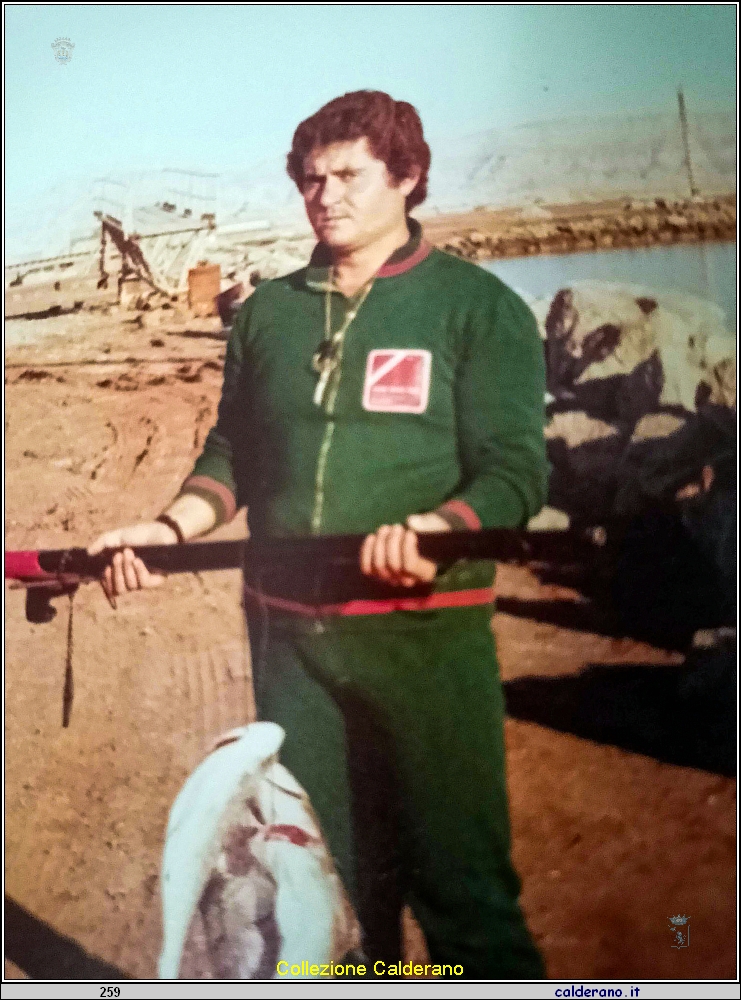 Giovanni Lagatta con il pescato in siria 1979.jpg