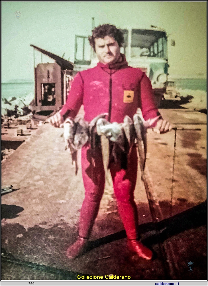 Giovanni Lagatta in Siria con il pescato 1979.jpg