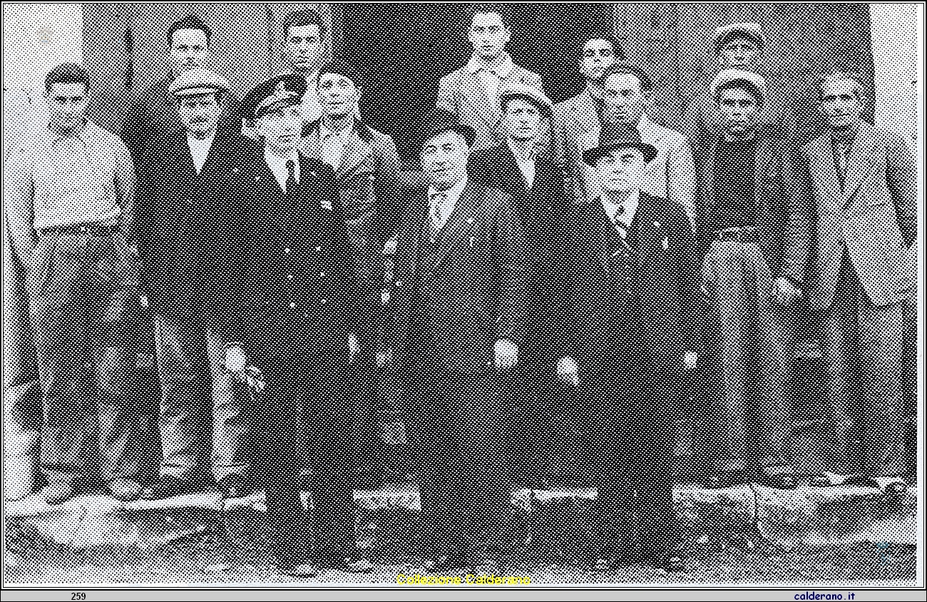 Il Maresciallo Stoccada, il Podesta' Vitolo e il Dott. Burza nel 1941 con i superstiti del mercantile affondato nelle acque di Maratea da un sommergibile Inglese.jpeg