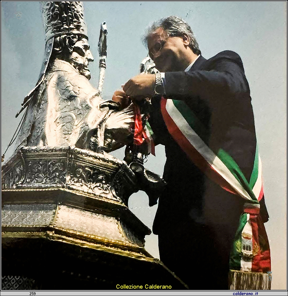 Il Sindaco Giuseppe Schettino consegna le chiavi della Citta' a San Biagio.JPG