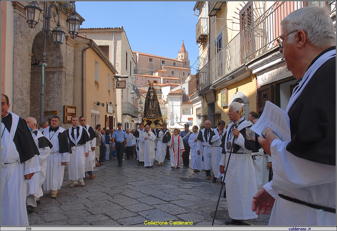 Processione della Madonna Addolorata 2007 07P_3503.jpg