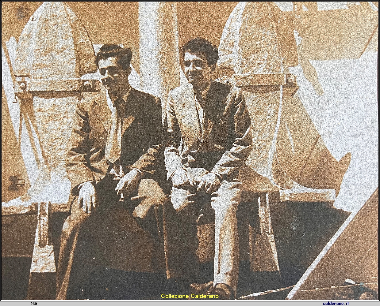 Biagio Ignacchiti a destra in partenza per il Venezuela - Pasqua 1953 .jpeg