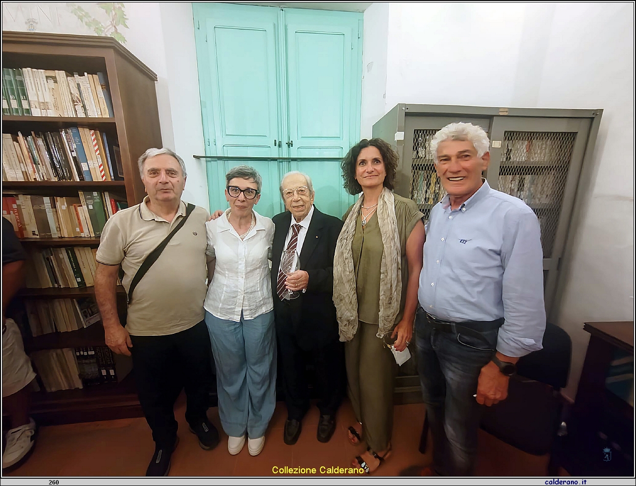 Francesco Sisinni, Presidente onorario del Centro Culturale, con Emanuele Labanchi, Marianna Trotta, Carla Petrillo e Paolo Schettino .jpg
