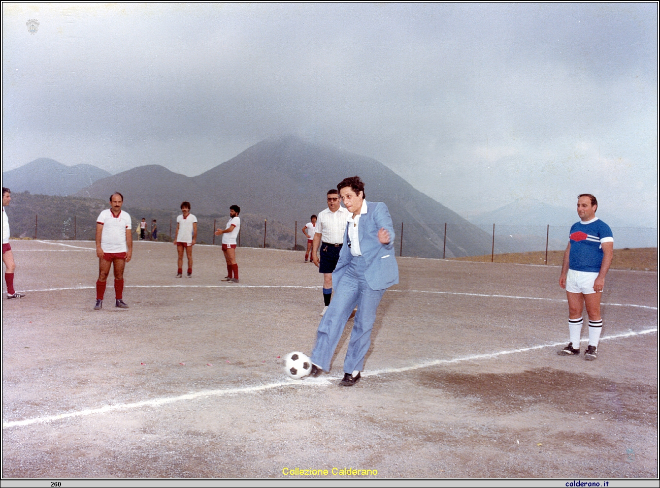 Il Sindaco Fernando Sisinni da il calcio d'inizio al Campo Sportivo 'Capo la Scala'.jpeg