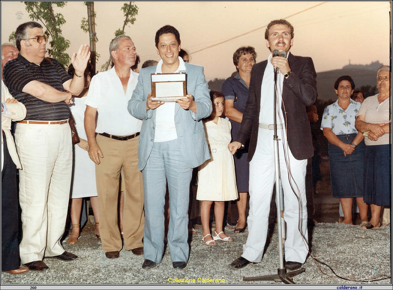Inaugurazione a Massa del Campo da Tennis e l'Assessore Gerardo Sarsale consegna una targa al Sindaco Fernando Sisinni.jpeg