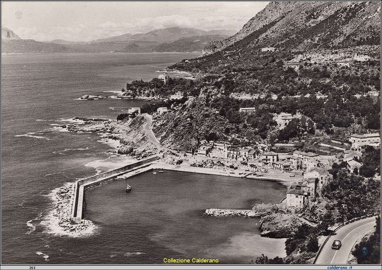 Cartolina - Il Porto e parte dell'incantevole costiera - Foto Mario Brando.jpeg