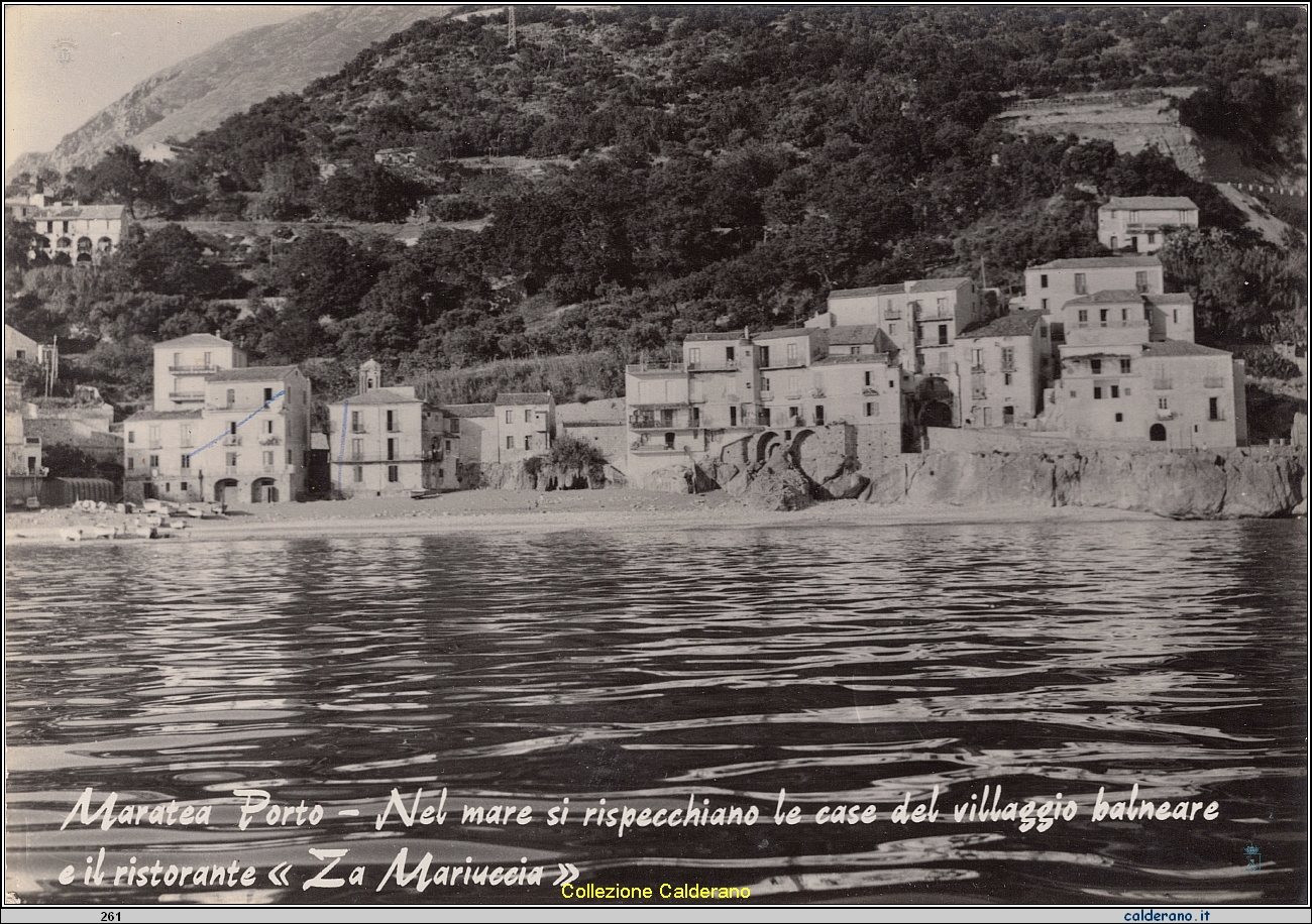 Cartolina - Nel mare si rispecchiano le case  del villaggio balneare e il ristorante Za' Mariuccia - Prop. Art. foto Mario Brando.jpeg