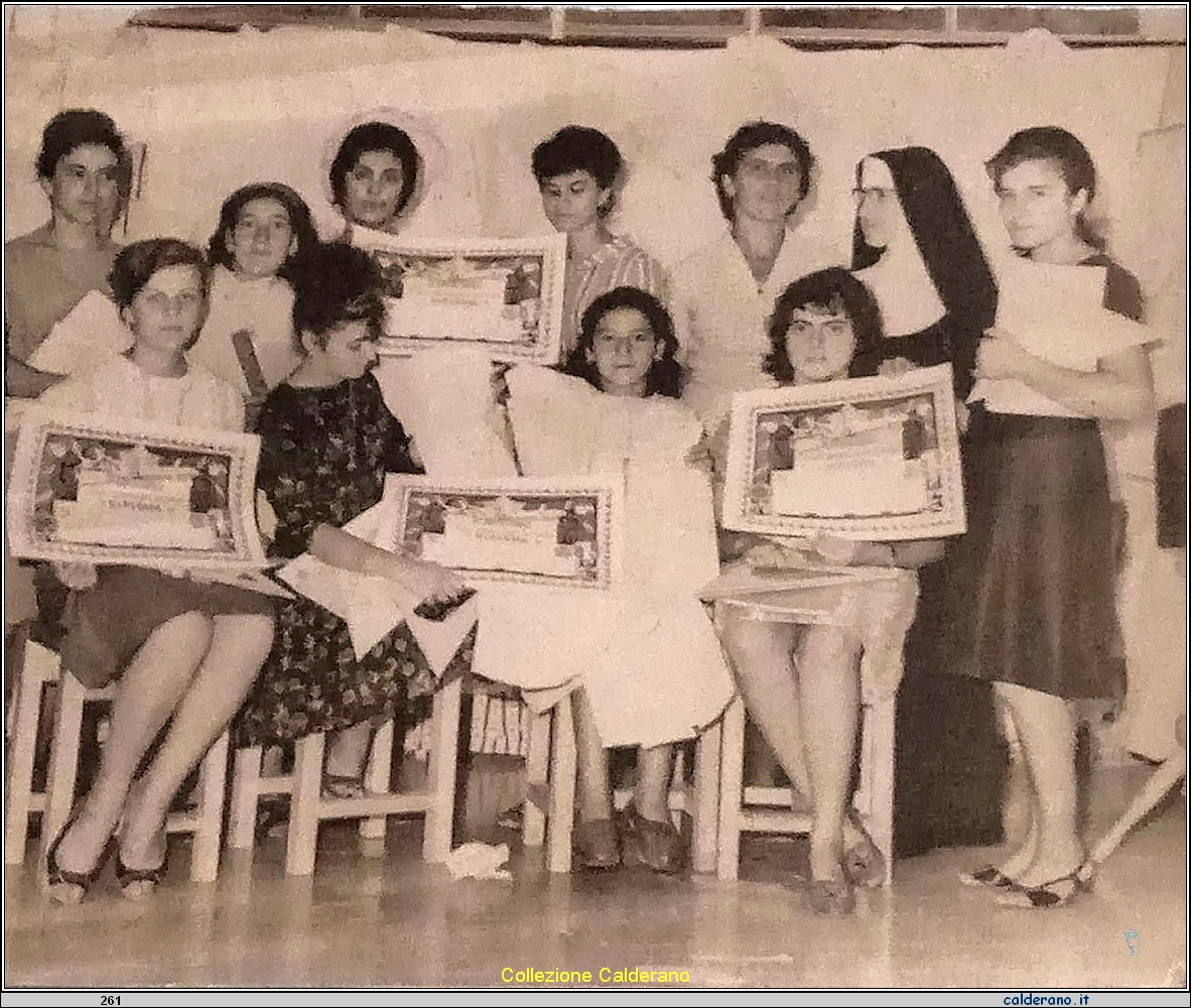 Ragazze della scuola di cucito.jpg