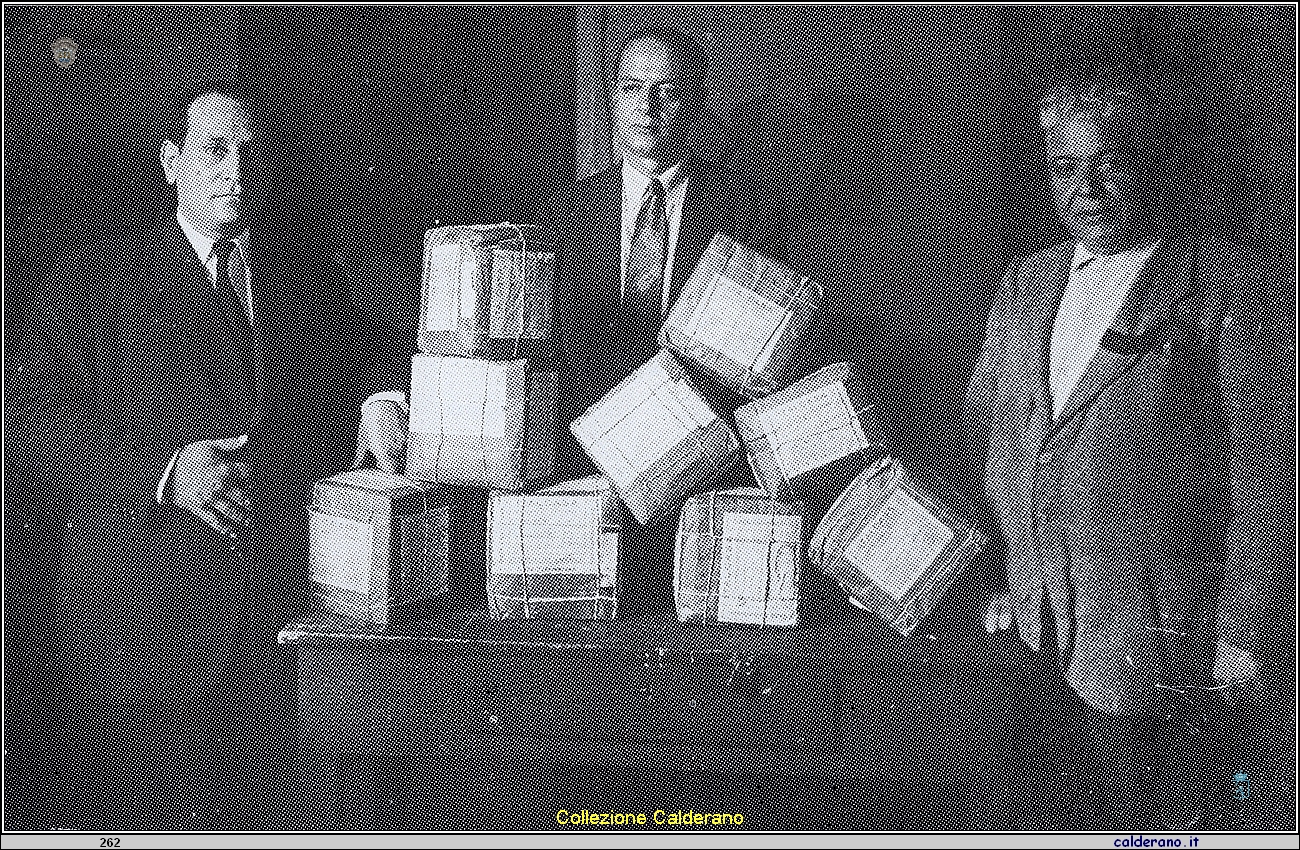 Antonio Cernicchiaro, Raffaele Limongi e Antonio Storace con i pacchi degli aiuti dalla Colombia - 1945.jpg