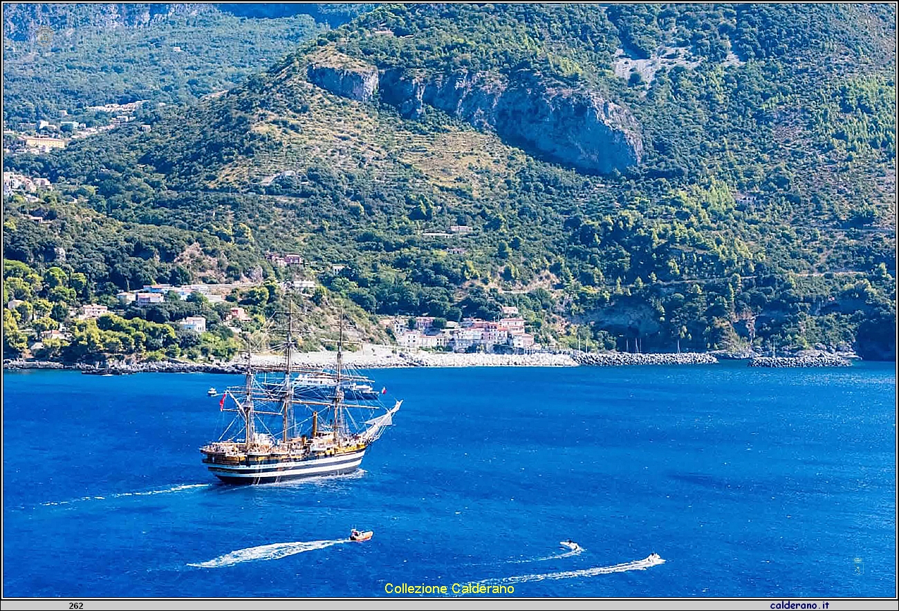 Cabotando lungo la costa di Maratea la nave Amerigo Vespucci - 26 settembre 2026.jpeg