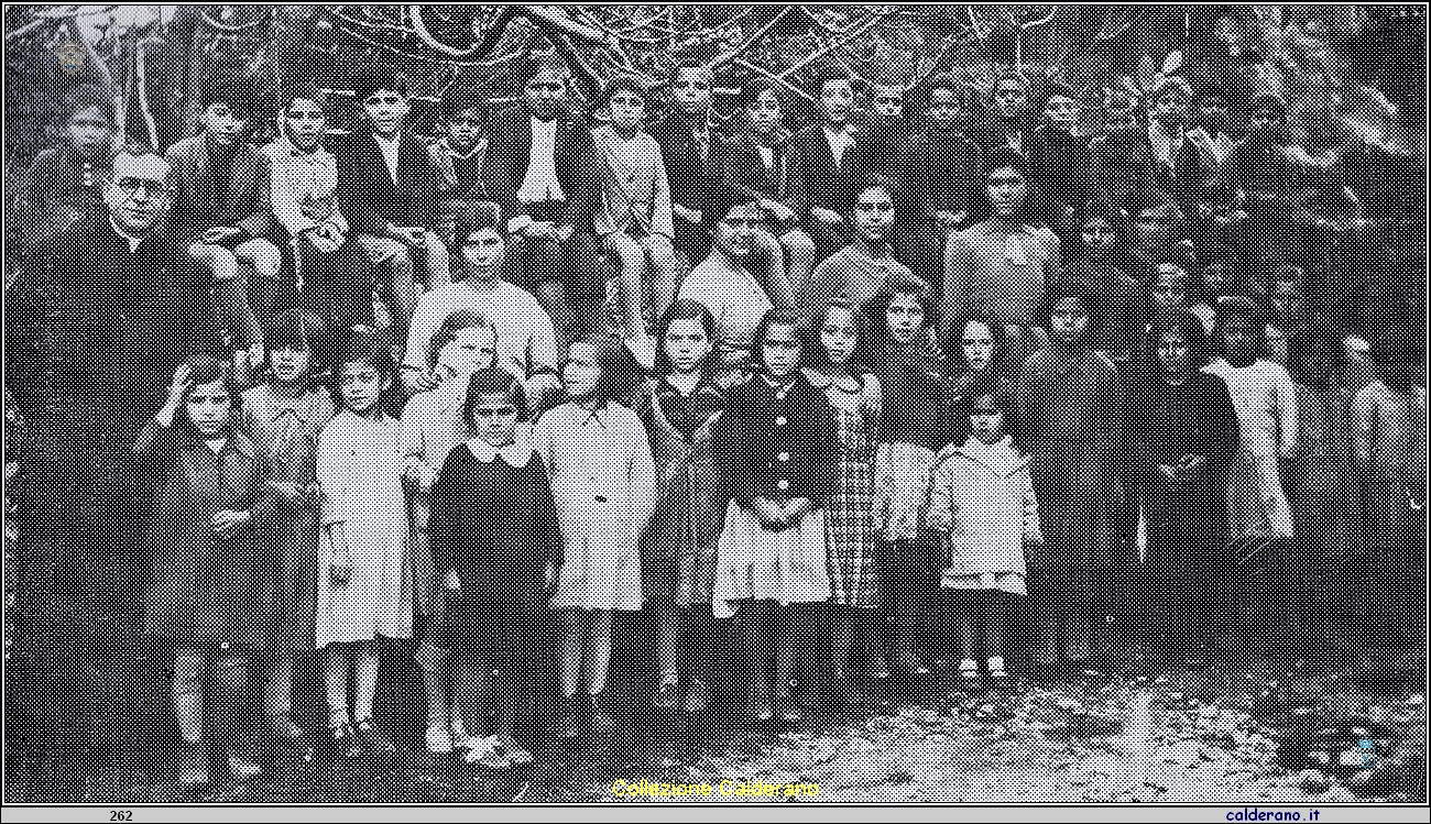 Don Domenico Dammiano e Rosa De Luca, Francesca Schettini, Elvira Schettini, Teresa Schettini e i ragazzi di Massa - 1944.jpg
