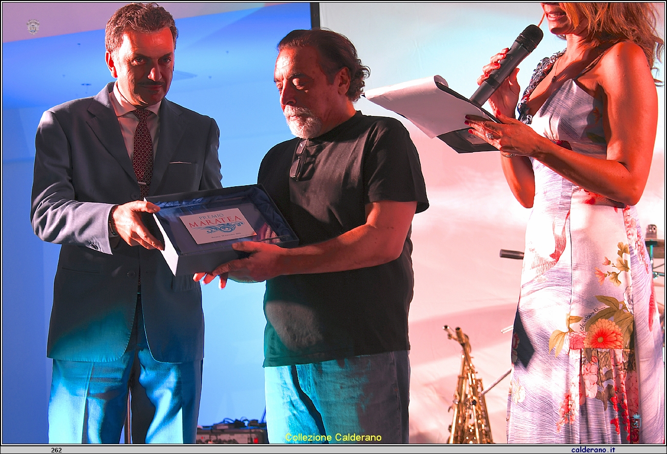 Il Sindaco Domenico Cipolla consegna la targa del premio Maratea a Nino Frassica16P_1055.JPG