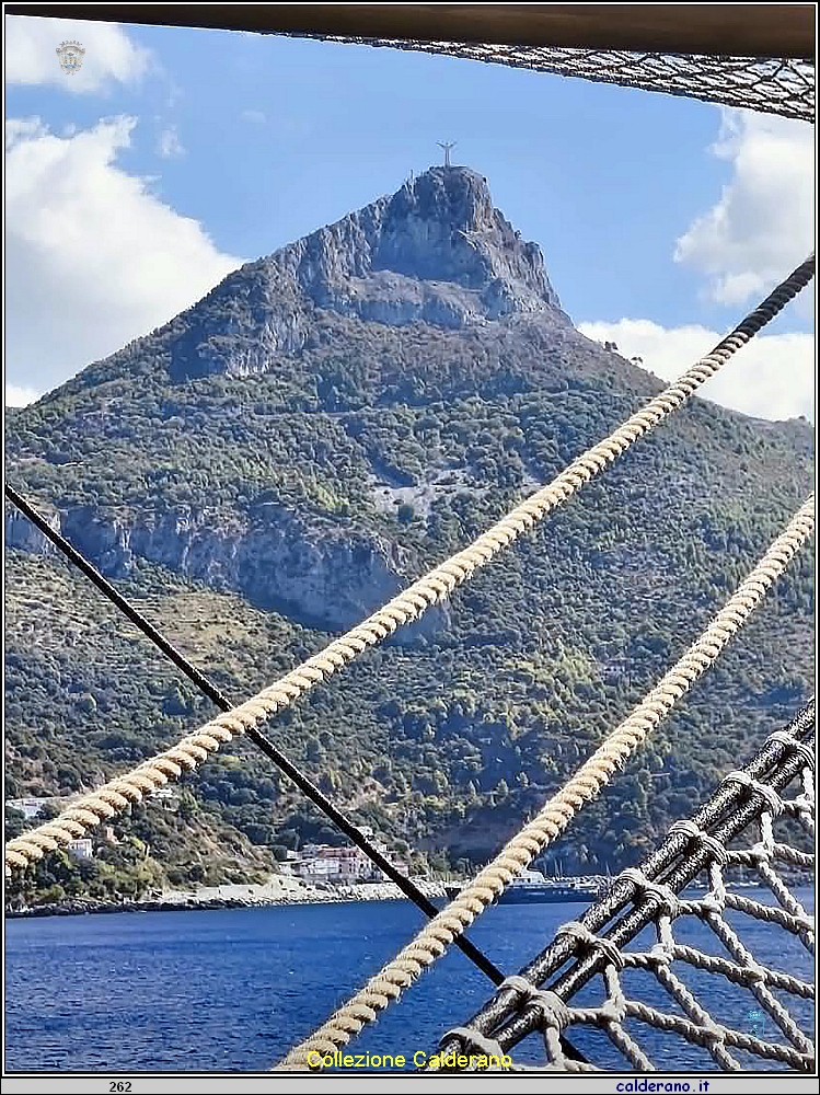 Il monte San Biagio ripreso da bordo dell'Amerigo Vespucci - 26 settembre 2026.jpeg