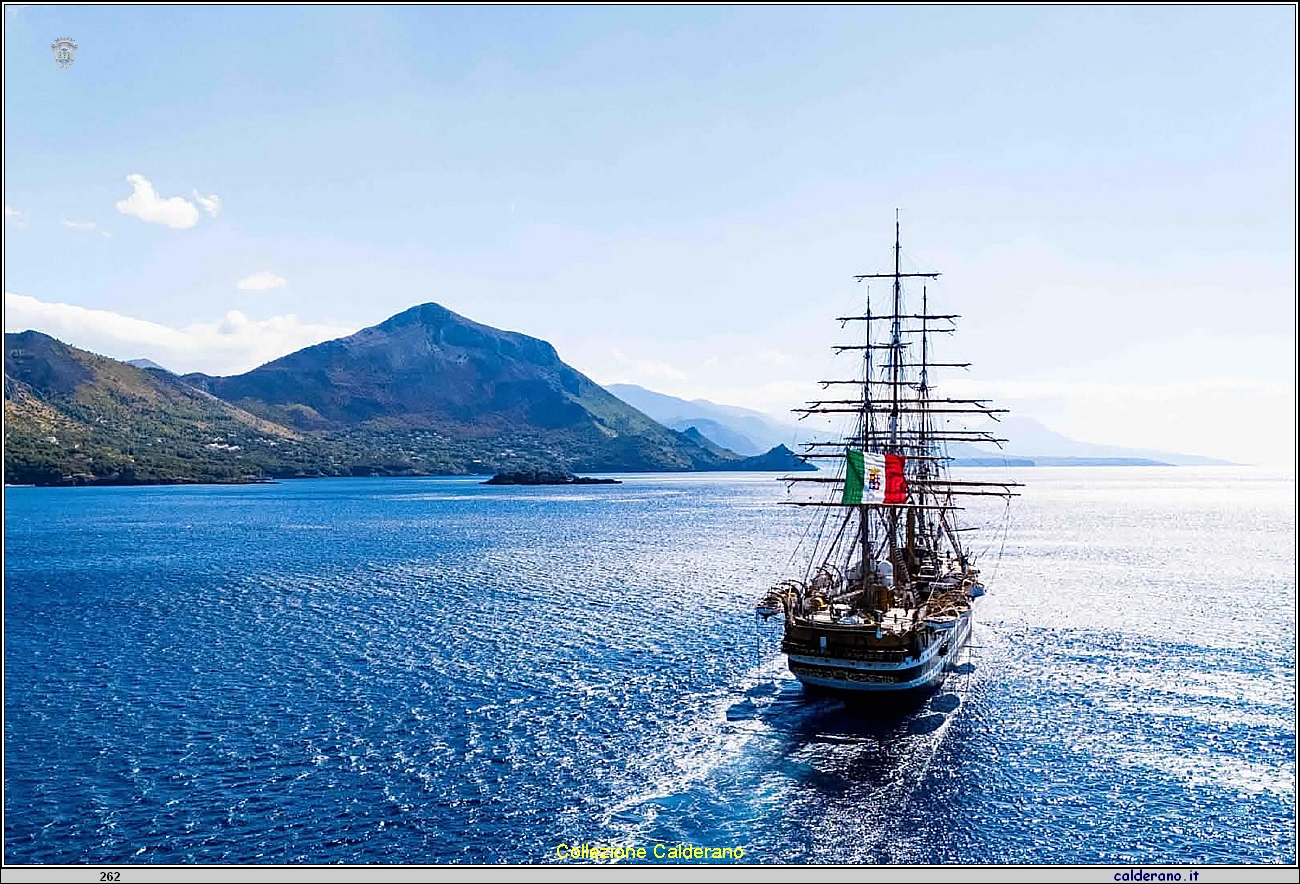 La poppa dell'Amerigo Vespucci e l'isola di SantoJanni - 26 settembre 2026.jpeg