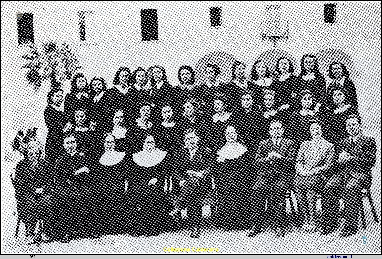 Magistrale 1943 con Santina De Carolis, l'Arciprete Santoro, Costantino D'Alitto, Luigi Greco e Antonietta Burza.jpg