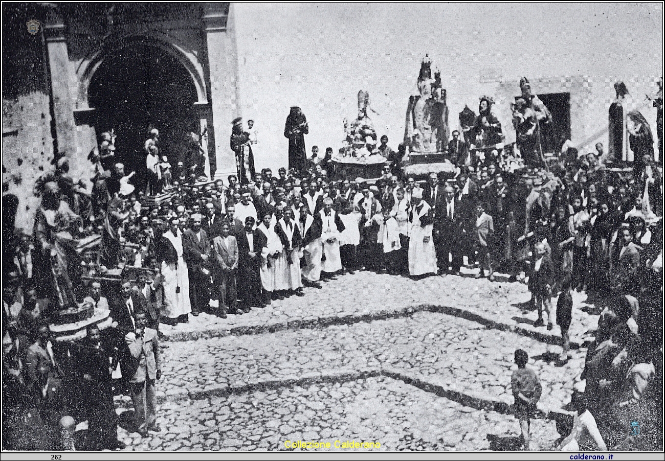 Processione per la fine della guerra 1945.jpg