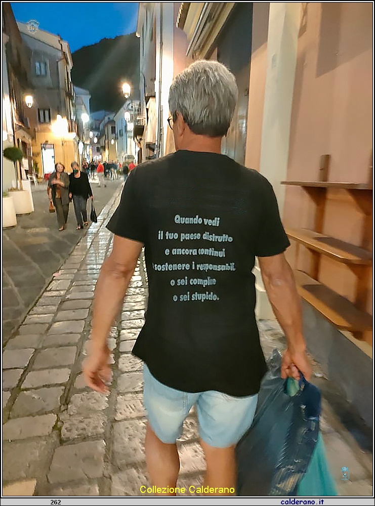 Quando vedi il tuo paese distrutto e ancora continui a sostenere i responsabili, o sei complice o sei stupido.jpeg