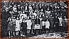 Don Domenico Dammiano e Rosa De Luca, Francesca Schettini, Elvira Schettini, Teresa Schettini e i ragazzi di Massa - 1944.jpg