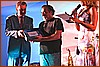 Il Sindaco Domenico Cipolla consegna la targa del premio Maratea a Nino Frassica16P_1055.JPG
