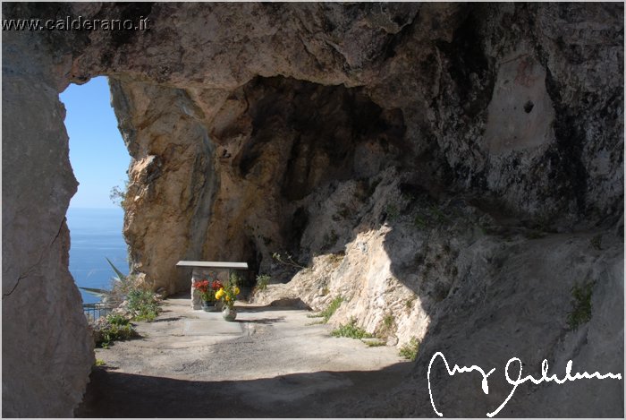 Dal fondo della Grotta dell'Angelo.jpg