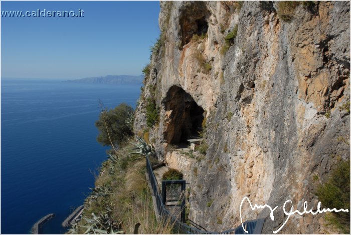 Ingresso della Grotta dell'Angelo.jpg